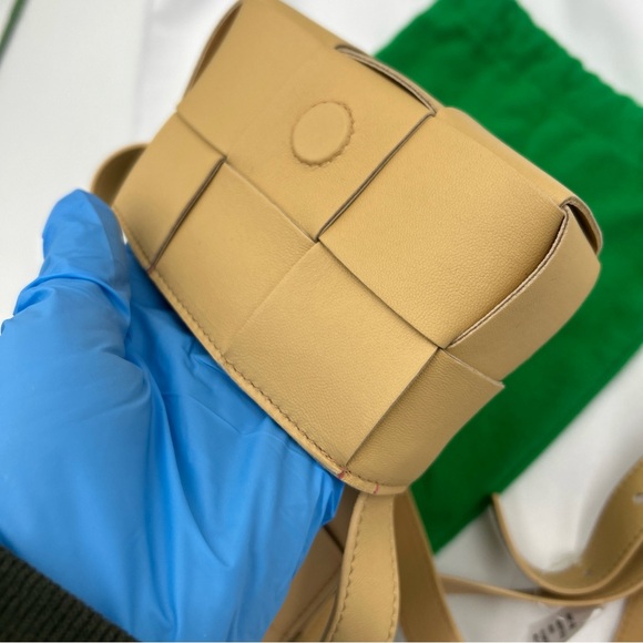 100% Authentic Bottega Veneta Cassette Beige Leather Shoulder Bag 674-111424 - Picture 2 of 14